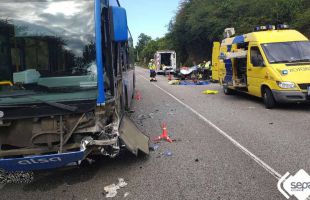 Seis heridos al chocar un autobús con un coche en Asturias