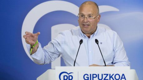 El PP pide celebrar sesiones del Parlamento en agosto para abordar la 'invasión' de Ceuta