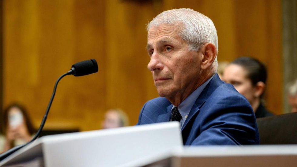 El Senado vota a favor de declarar a Fauci en desacato por negarse a responder sobre el origen del covid