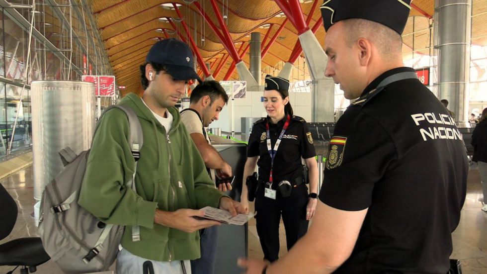 España amplía a siete aeropuertos los controles a viajeros procedentes de Italia