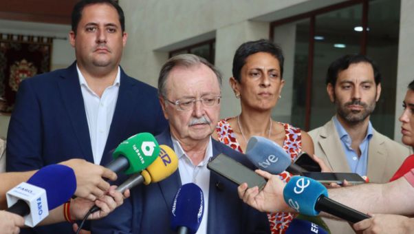 El presidente de Ceuta reclama una actuación inmediata del Gobierno de Sánchez por las miles de personas 'deambulando por nuestras calles'.