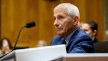 El Senado vota a favor de declarar a Fauci en desacato por negarse a responder sobre el origen del covid