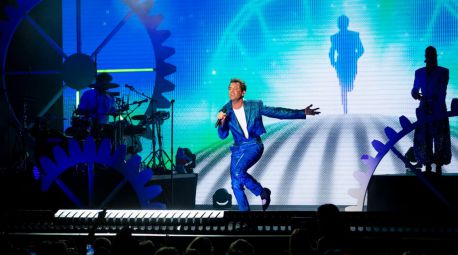 El carisma y la energía de Mika envuelven al público de Cap Roig