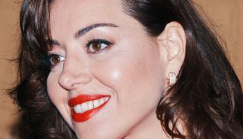 La actriz Aubrey Plaza da la bienvenida a su primer hijo a los 42 años