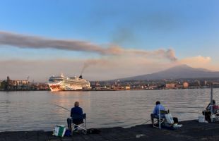La actividad eruptiva del volcán Etna provoca el cierre del aeropuerto de Catania