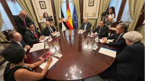 Vivas cifra en 10.000 los invasores que siguen en Ceuta mientras Albares elogia a Marruecos