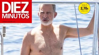 Felipe VI disfruta de sus vacaciones navegando con un grupo de amigos
