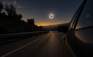 Conducir durante el eclipse solar: las claves para viajar con seguridad y evitar los errores más peligrosos
