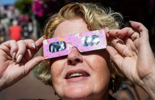 Siete modelos de gafas para el eclipse retiradas del mercado por riesgo de lesiones