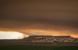 El incendio de Niebla (Huelva) entra en la provincia de Sevilla a través de Aznalcóllar