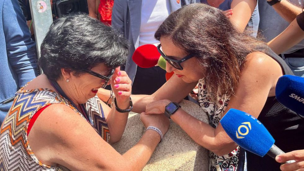 Ejemplar gesto de Margarita Robles: da la cara y dialoga con los vecinos de Ceuta que increpaban al Gobierno