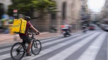 Cinco años de la 'Ley rider': el Gobierno la defiende, los trabajadores la consideran 'ineficiente'