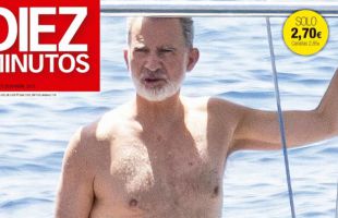 Felipe VI disfruta de sus vacaciones navegando con un grupo de amigos