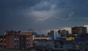 Una tormenta con 900 rayos sorprende de madrugada en Andalucía