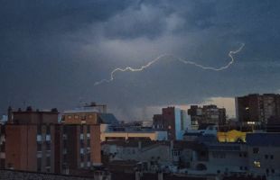 Una tormenta con 900 rayos sorprende de madrugada en Andalucía