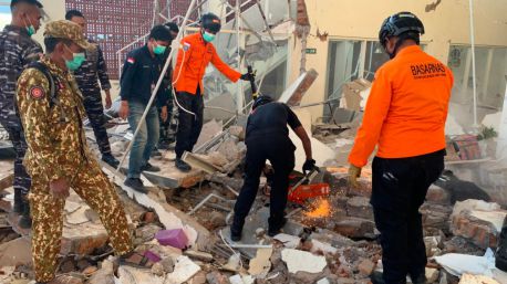 Suben a 51 los muertos tras un terremoto de magnitud de 7,7 en Indonesia