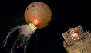 El globo de Betanzos eleva al cielo el Mundial conquistado por España
