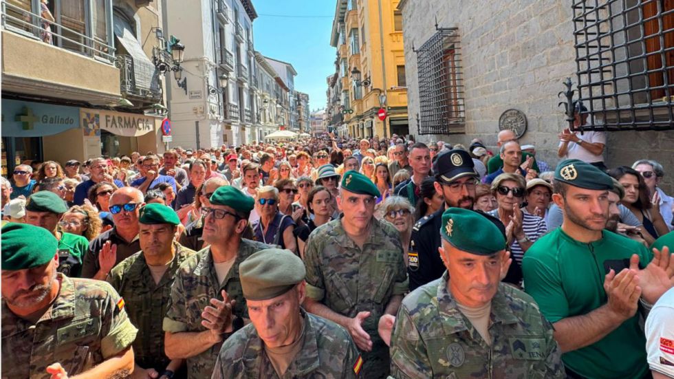 Multitudinario minuto de silencio por el militar de la UME fallecido en el incendio de Riglos