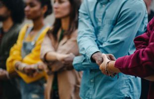 La mentoría social rompe el vínculo entre racismo y soledad
