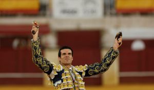 Emilio de Justo emerge de entre una mansada de Victoriano del Río en Málaga
 