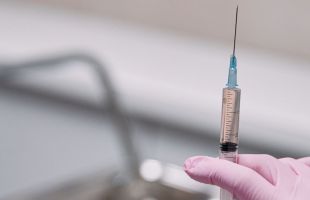 Moderna y Merck divulgan resultados positivos de una vacuna para el melanoma
 