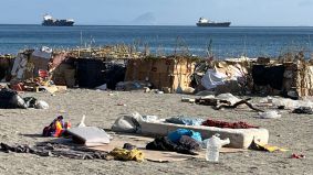 Tras el desalojo de inmigrantes en la playa del Trampolín, 500 vuelven a instalarse
