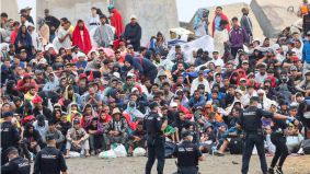 La Policía desaloja por segunda vez la playa del Trampolín y los inmigrantes vuelven a ocuparla