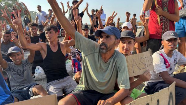 Presiona a España para que devuelva a todos los menores que cruzaron la frontera.