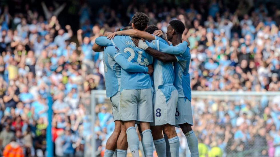 Premier. El City evita la debacle y el Liverpool 'pincha'
