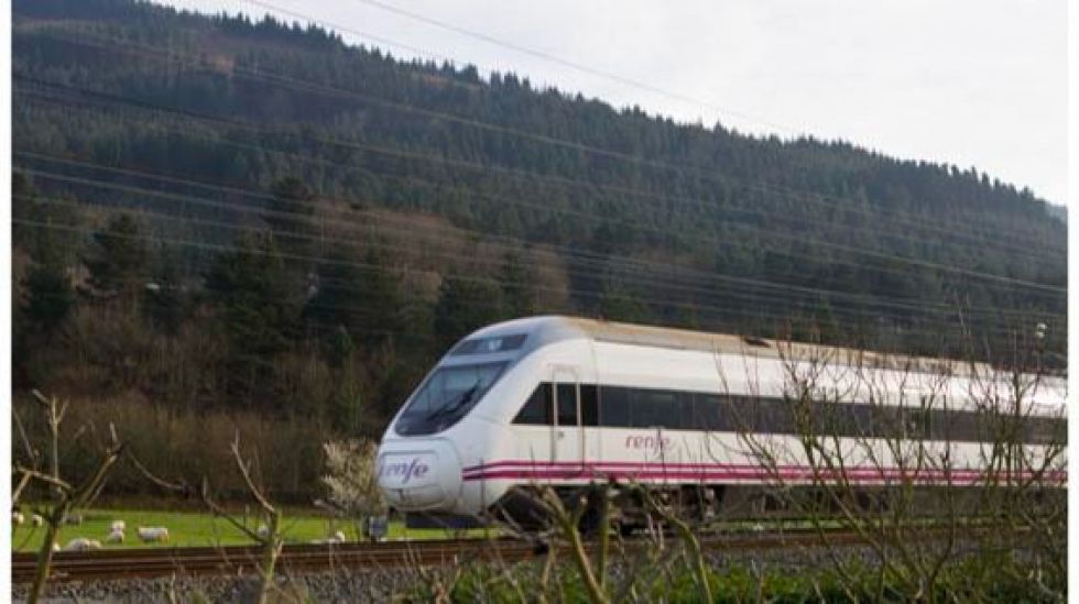 Un incendio en Las Tres Villas corta la vía ferroviaria y afecta a varios trenes
 