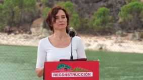 Ayuso llama a Mónica García 'chantajista' y Sanidad decide enviar 45.000 vacunas a Ceuta