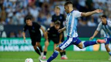 Chupe, de penalti, neutraliza a Aubameyang