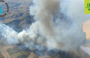 El Infoca da por controlado el fuego en Las Tres Villas 