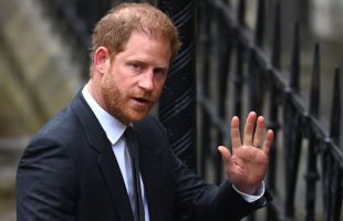 El príncipe Enrique y otras celebridades deberán pagar 11 millones de euros a la editora de Daily Mail
 