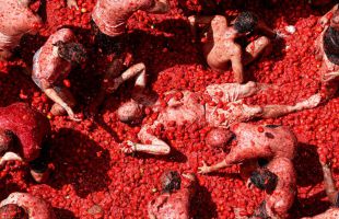 La fiesta de la Tomatina tiñe Buñol de rojo con 150 toneladas de tomates