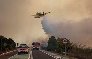 El incendio de El Saler avanza sin control y afronta 'horas críticas' por el cambio de viento