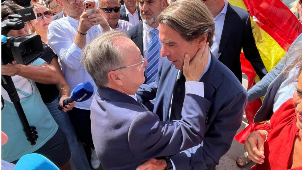 Aznar pide 'firmeza' durante su visita a Ceuta: 'La soberanía nacional no tiene vacaciones' 