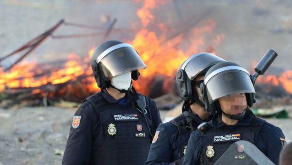 Manifestantes ceutíes prenden fuego a dos chabolas y bloquean el acceso de Cruz Roja a la zona.