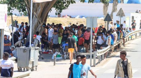 Un mes después de la invasión, grupos de inmigrantes atacan al Ejército