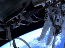 Dos astronautas inician una caminata espacial fuera de la Estación Espacial Internacional