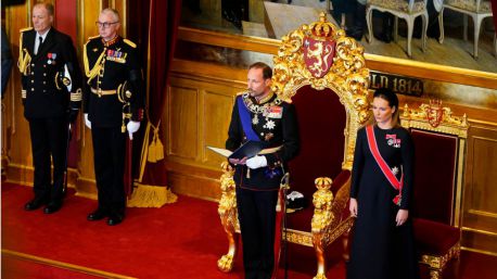El rey Haakon VIII jura la Constitución ante el Parlamento noruego
 