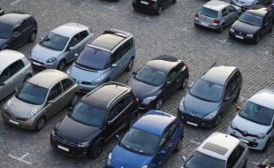 El mercado del automóvil desafía al verano: el Sandero resiste y Toyota coloca cuatro coches entre los más vendidos