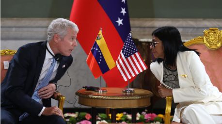 Venezuela firma acuerdos petroleros con Chevron y Eni en presencia del secretario de Energía de EEUU
 