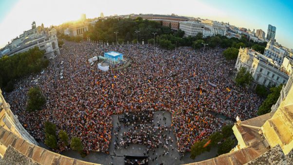 Numerosos ayuntamientos, incluidos socialistas, se concentran al grito de 'Ceuta, no se vende, Ceuta se defiende'.