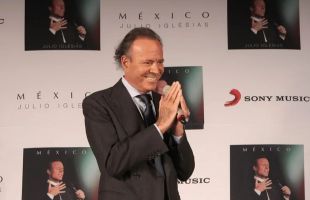 Las exempleadas de Julio Iglesias se querellan contra él en la Audiencia Nacional
 
