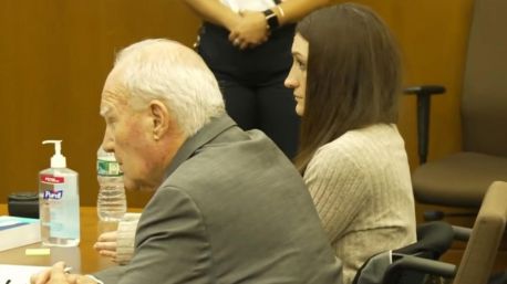 El juez declara nulo el juicio contra Lindsay Clancy, acusada de matar a sus tres hijos