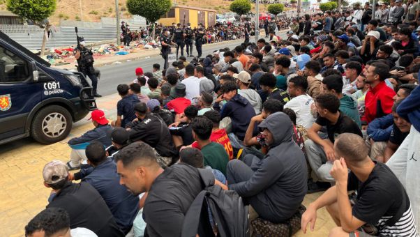 Sánchez construye una carpa para más de 1.000 de los inmigrantes que invadieron la ciudad autónoma, desoyendo al Consejo de Administración de la Autoridad 