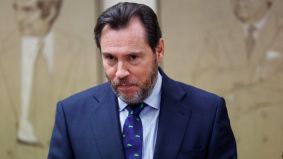 Puente ataca a Vivas tras ser criticado por instalar a un millar de inmigrantes en una infraestructura estratégica