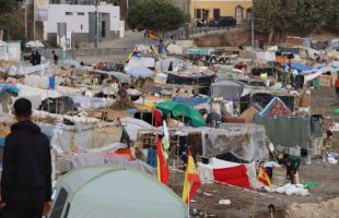 Vandalismo en Ceuta: vehículos quemados y peleas entre inmigrantes en la playa del Trampolín