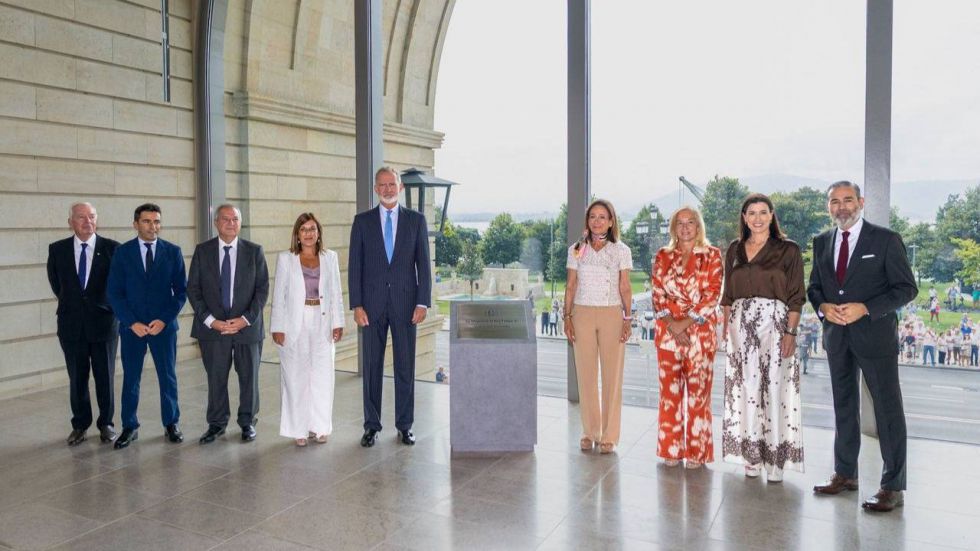 El Rey inaugura, junto a Ana Botín, Faro Santander en la capital cántabra